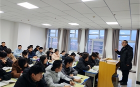 校長李海軍深入聯(lián)系班級、宿舍、課堂與學生談?chuàng)敗⒃挸砷L