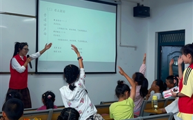 青春三下鄉(xiāng)∣童語同音  共筑未來——“聲潤?quán)l(xiāng)土”志愿服務(wù)團(tuán)開展社區(qū)兒童推普特色活動(dòng)